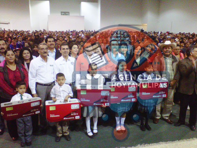 Entregan 6 mil becas en Reynosa