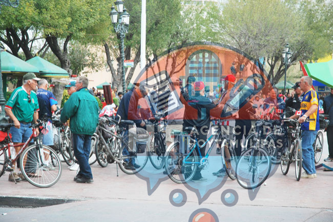 Recorren canadienses calles de Reynosa en bicicleta