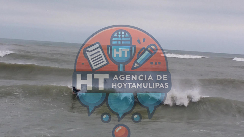 Surfistas aprovechar oleaje de playa Miramar en Madero Ver Foto
