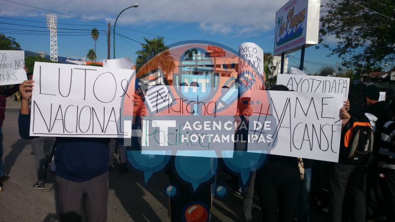 Jvenes estudiantes se manifestaron en desaparecidos de Ayotzinapa