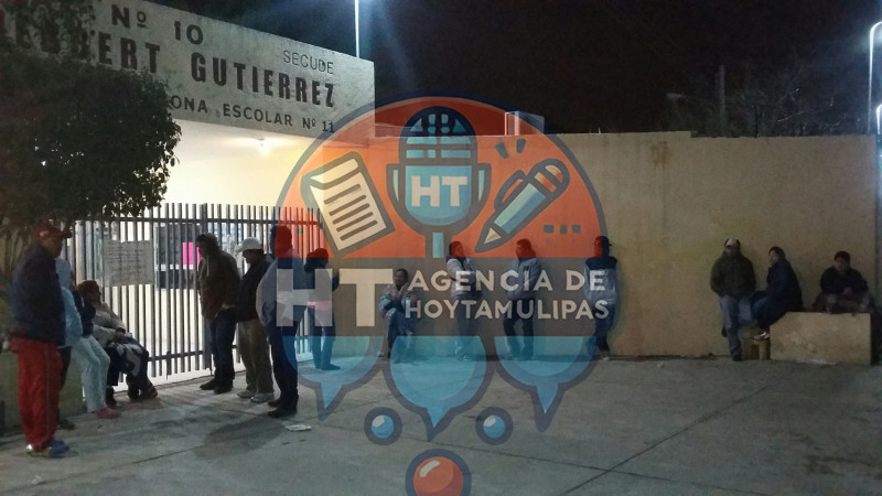 30 padres de familia pernoctaron en las afueras de escuela en Reynosa