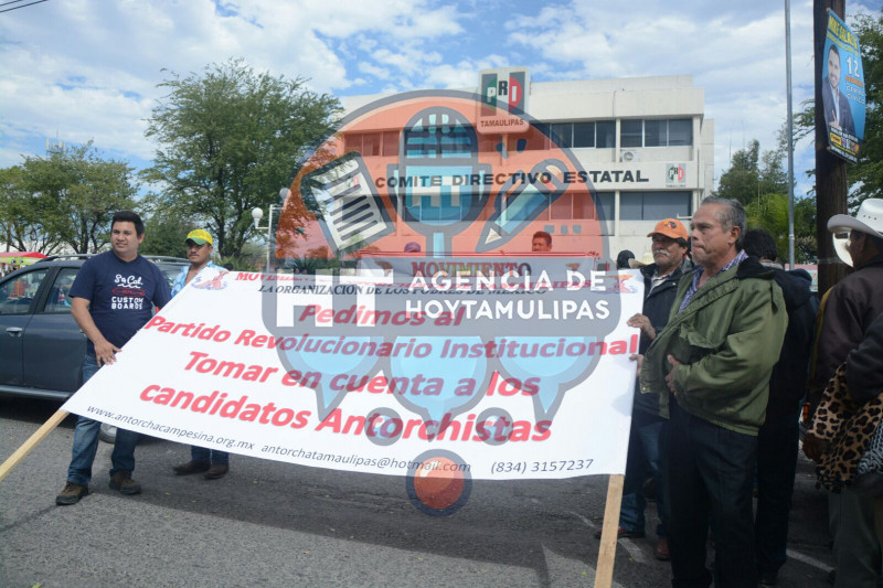 Marchan antorchistas en el CDE del PRI Tamaulipas