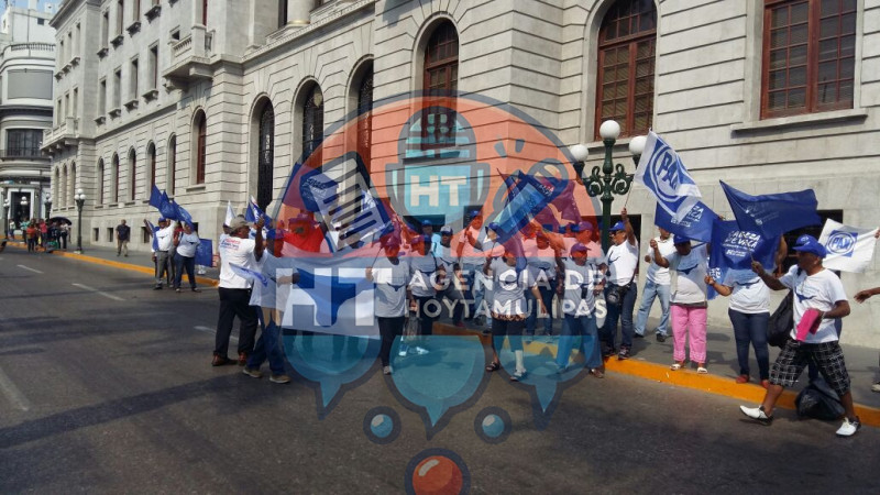 Panistas de Tampico provocan ria colectiva en desfile 