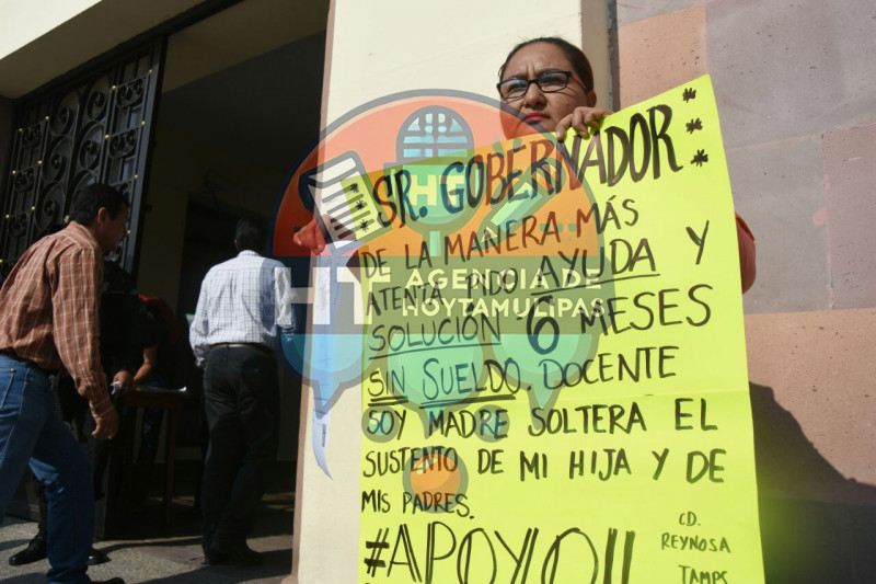 Maestra se manifiesta en Palacio de Gobierno